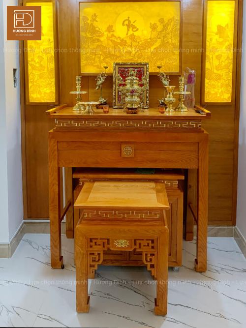 Mẫu bàn thờ từ gỗ hương có ốp lưng nổi bật