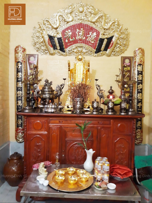 Tủ thờ bằng gỗ truyền thống trong gia đình Việt