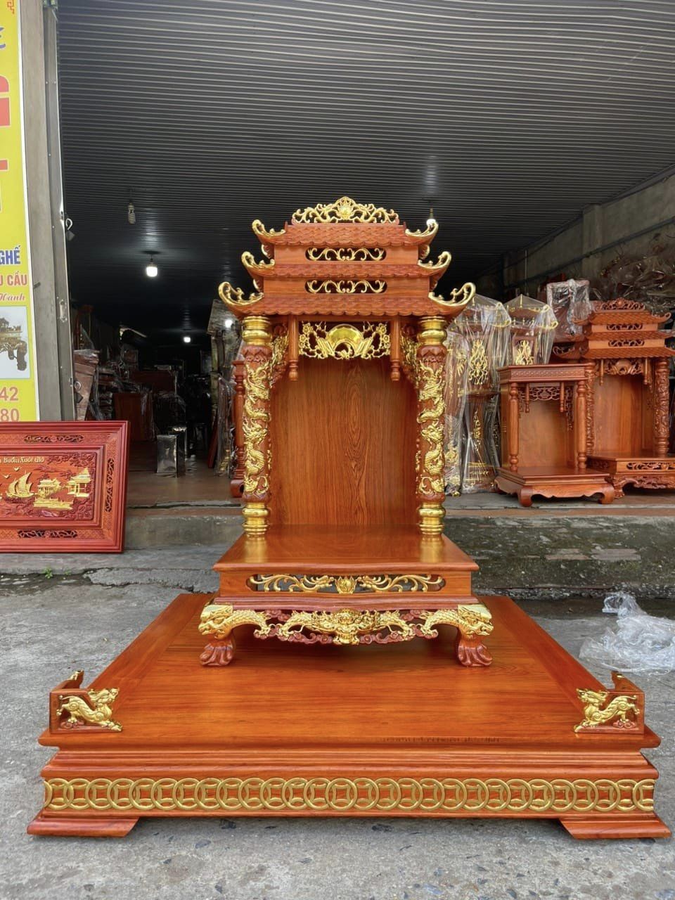 ban-tho-ong-dia-than-tai-ba-mai-go-huong-do-dep Bàn thờ ông Địa gỗ hương đỏ