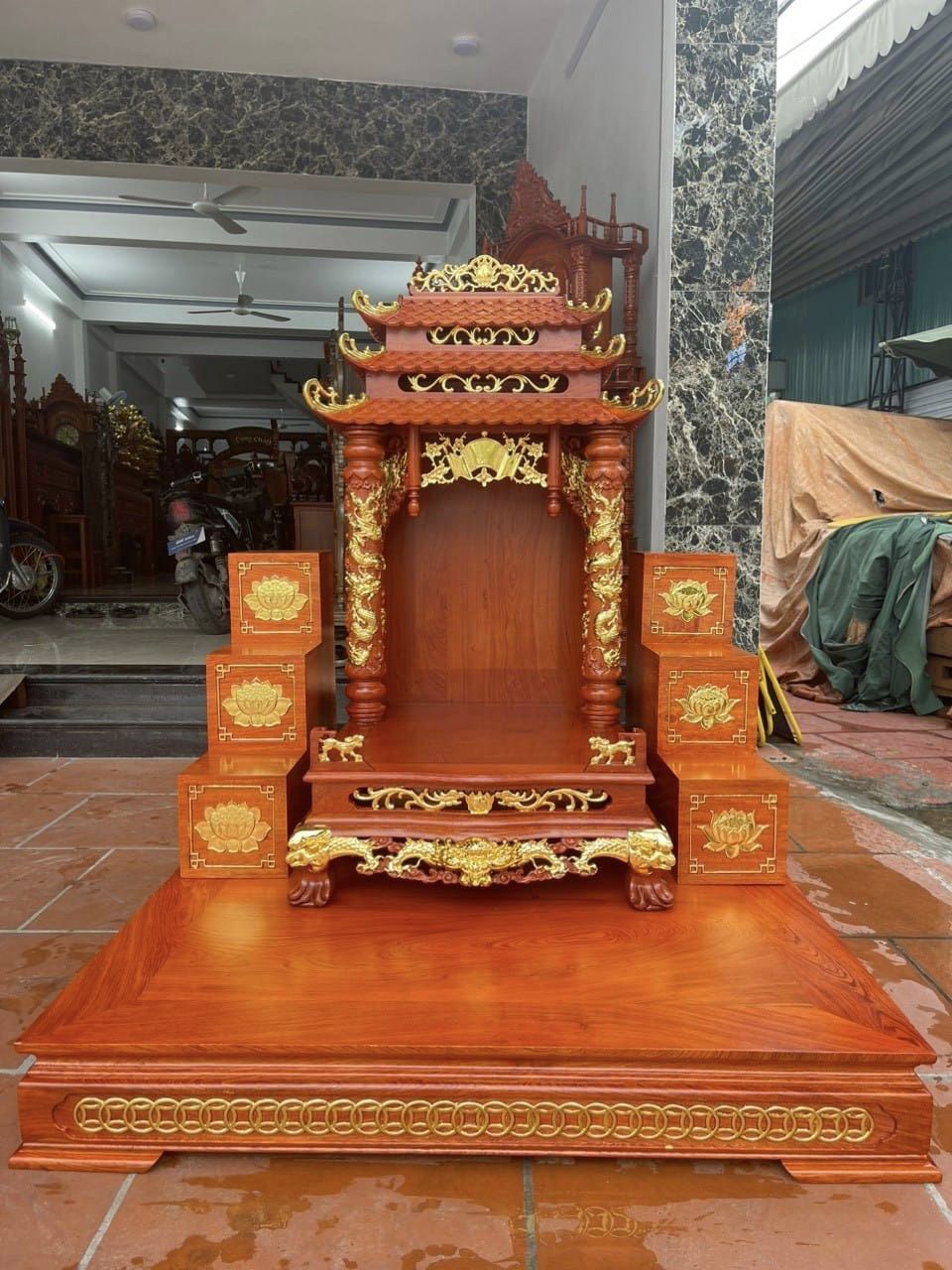 ban-tho-ong-dia-than-tai-ba-mai-go-huong-do-tai-huong-dinh Bàn thờ ông Thần Tài Thổ Địa 3 mái đẹp
