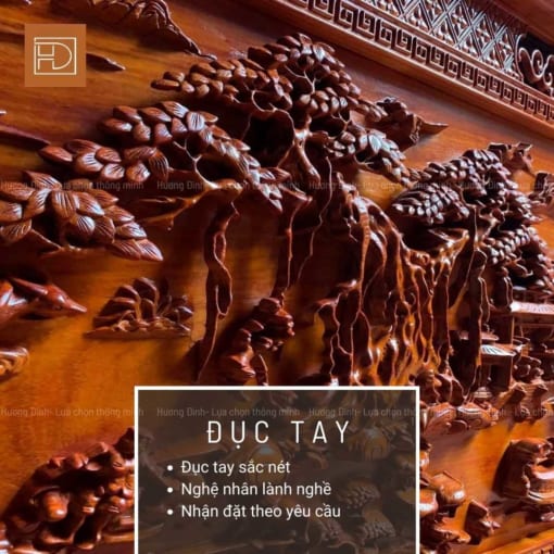Ảnh cận cảnh chi tiết được đục tay thủ công trên tranh Đồng Quê gỗ hương đỏ tại Hương Đình