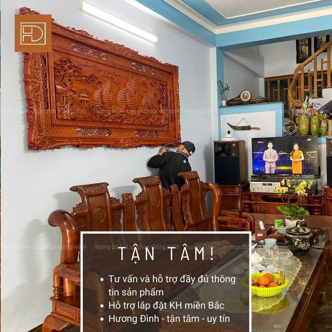 Nhân viên Hương Đình tới tận nhà thi công lắp đặt cho khách hàng mua sản phẩm tranh gỗ Thuận Buồm Xuôi Gió