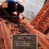 Cận cảnh nghệ nhân ở Hương Đình đục tay tỉ mỉ những nét gỗ trên sản phẩm Tranh gỗ Thuận Buồm Xuôi Gió