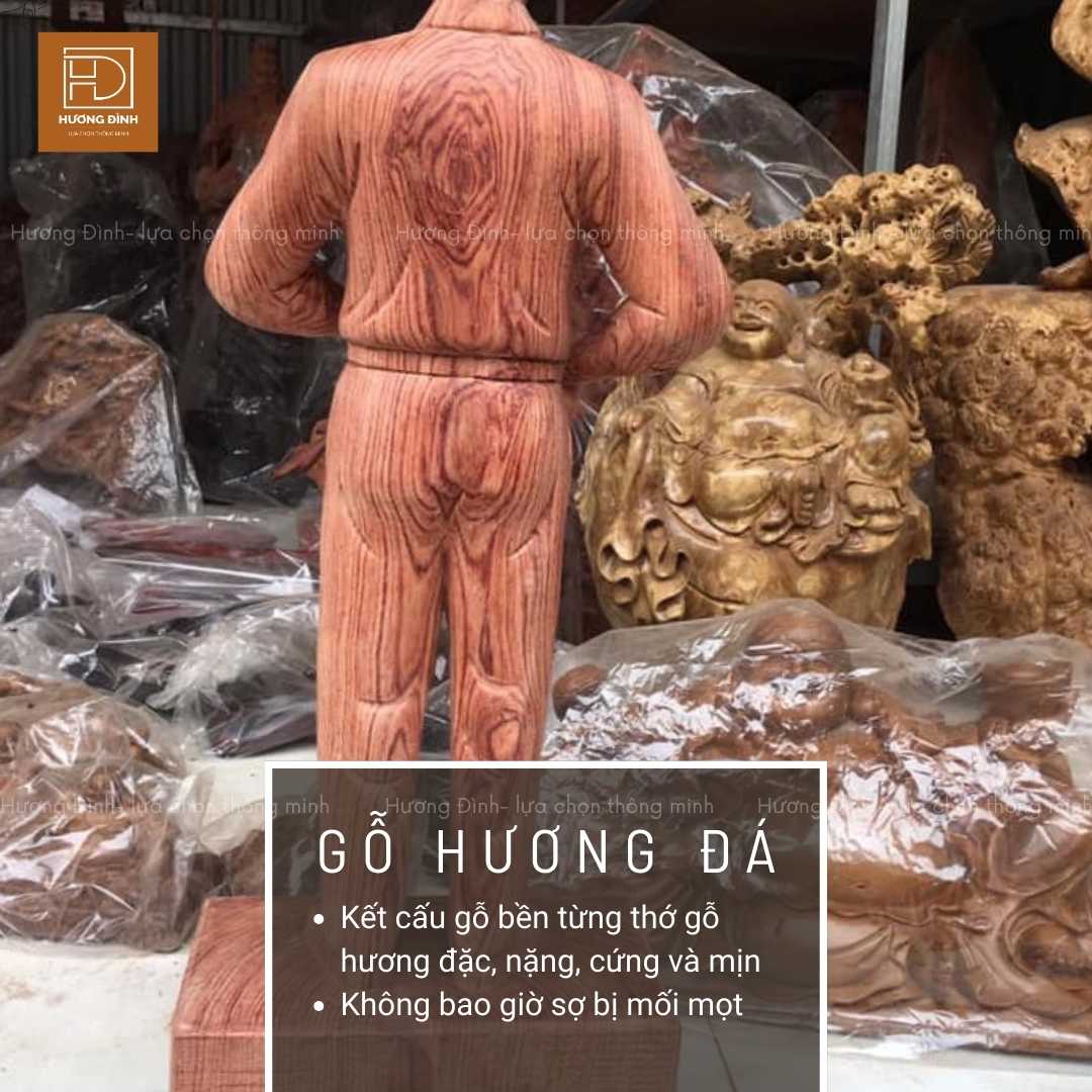 Đại Tướng Võ Nguyên Giáp Gỗ Hương 5 bức ảnh chụp phía sau của bức tượng Đại tướng Võ Nguyên Giáp. Bức tượng có màu nâu đỏ. Tay của tượng đang chống vào bụng.