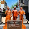 Bức ảnh có ba bức tượng: Đại tướng Võ Nguyên Giáp, Chủ tịch Hồ Chí Minh, Hưng Đạo Đại Vương. Ba bức tượng được làm từ gỗ có màu nâu đỏ. Ba bức tượng được đặt ở trên một tấm lưới sắt.