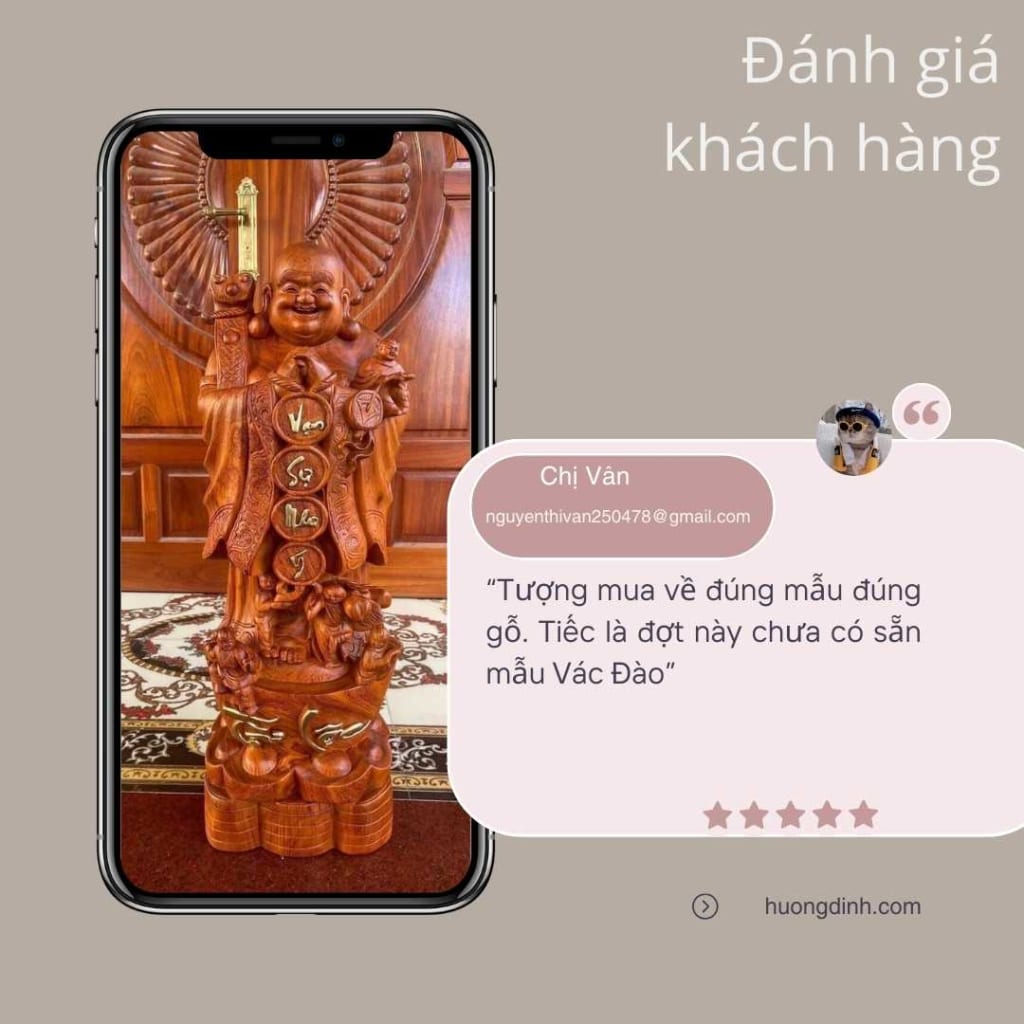 Ảnh một cái điện thoại có màn hình là một tượng Phật Di Lặc bằng gỗ. Tượng Phật đứng trên một khối gỗ. Hai tay đang chắp vào nhau. Trên người phật Di Lặc có ghi chữ Vạn Sự Như Ý. Mặt tượng Phật Di Lặc đang cười rất tươi. Ngài không có tóc và tai to