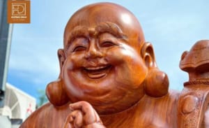 Ảnh trên chụp phần mặt và thân trên của tượng Phật Di Lặc. Cụ đang cười rất tươi, hai tai cụ rất to. Hai tay cụ đang chắp vào nhau. Ở góc trái bên trên của bức ảnh là logo của Hương Đình.
