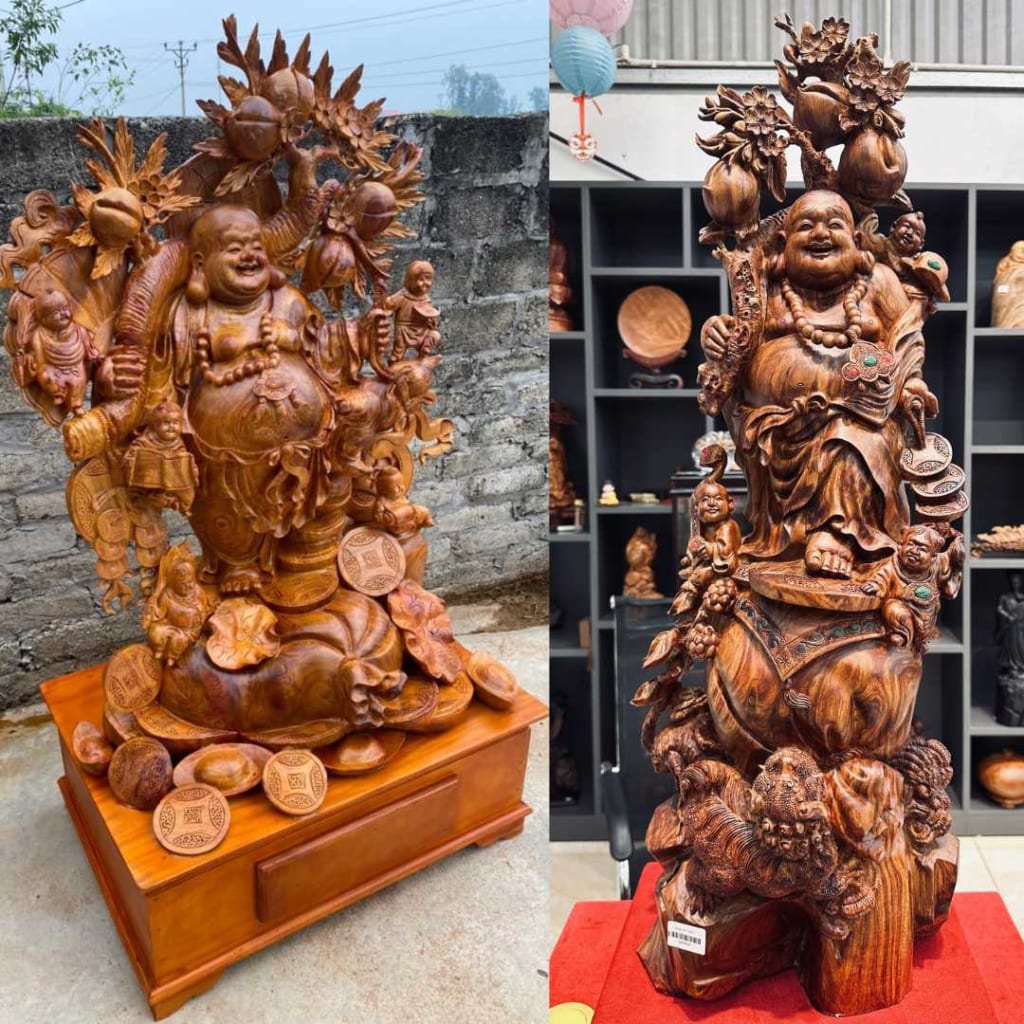 Hai bức tượng Phật Di Lặc bằng gỗ, xung quanh là năm đứa trẻ con bằng gỗ. Trên tay cụ cầm một cành đào rất lớn.