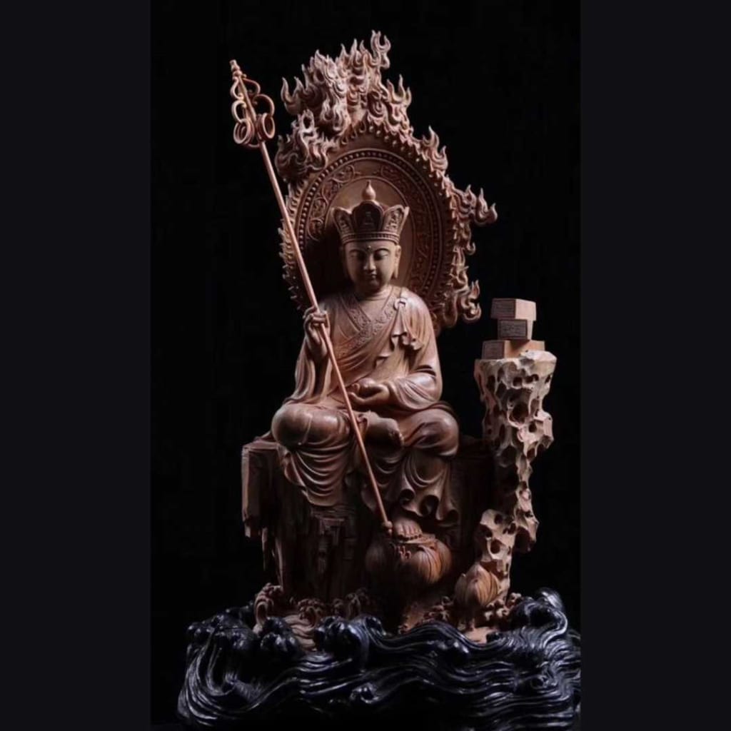 Phật Địa Tạng Vương Bồ Tát làm bằng gỗ có màu nâu. trên tay phải ngài cầm một cây quyền trượng, Ngài đang ngồi trên một khúc gỗ cao