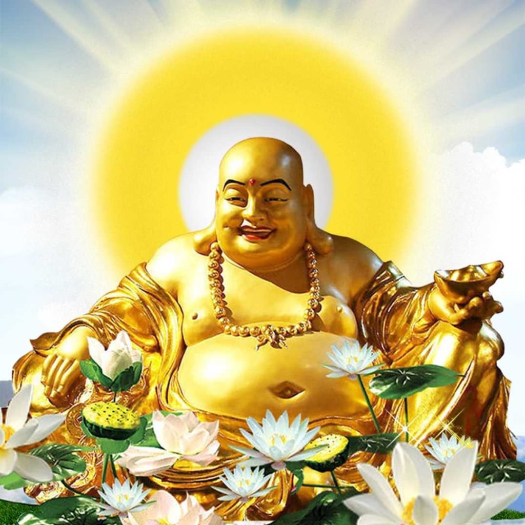 Phật Di Lặc có ánh nhìn hiền hòa, được vẽ có màu vàng
