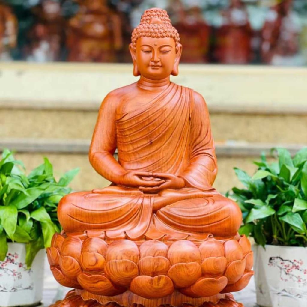 Tượng Đức Phật Thích Ca Mâu Ni ngồi thiền, hai tay đan vào nhau để ở trên đùi,hai chân khép gọn. Ngài mặc áo choàng hở nửa vai, tóc búi cao và có đôi tai dài