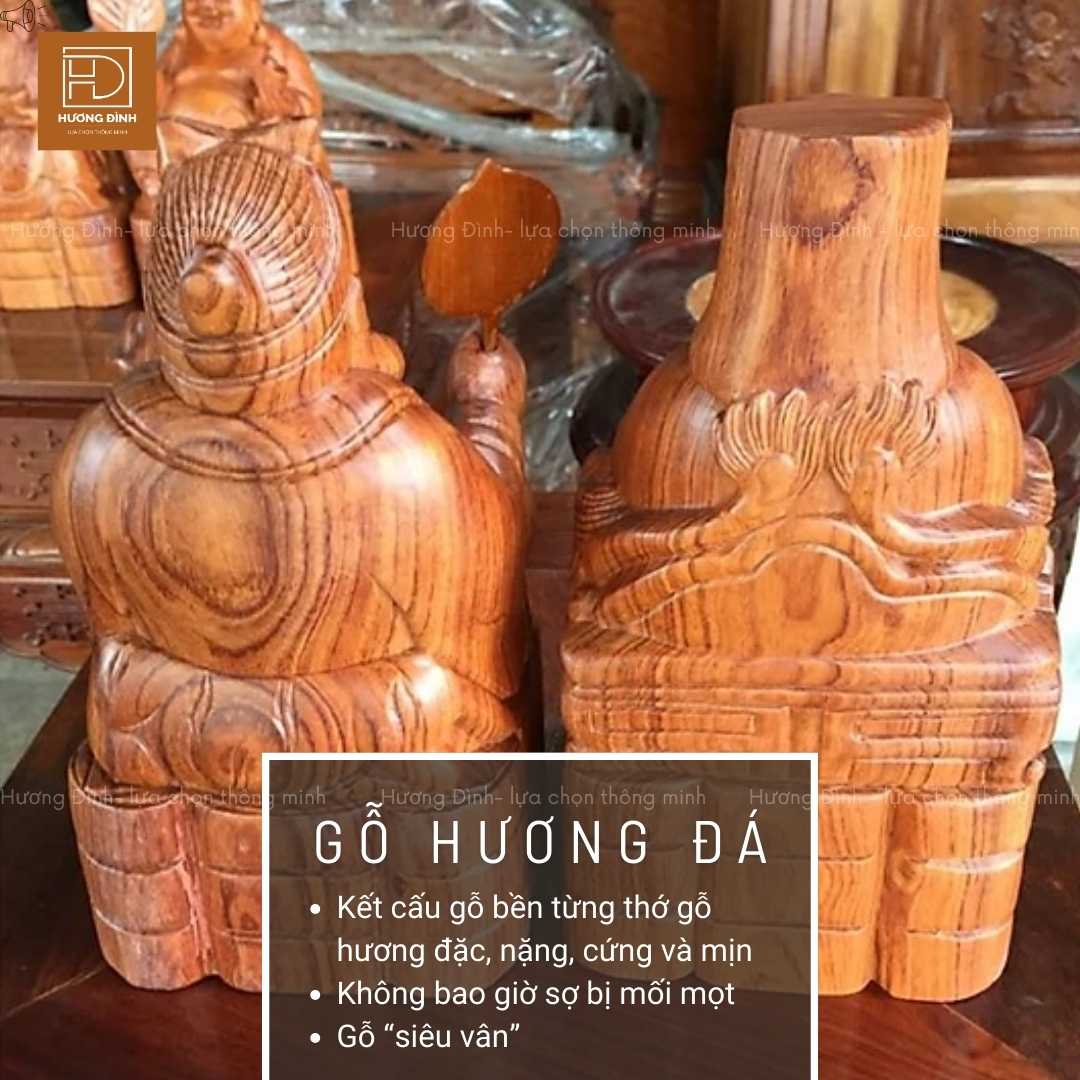 Ảnh trên chụp mặt sau của hai bức tượng Thần Tài và Thổ địa. Ông Thần Tài đội mũ và ngồi ghế gỗ. Ông Thổ địa tay phải cầm một cái quạt.