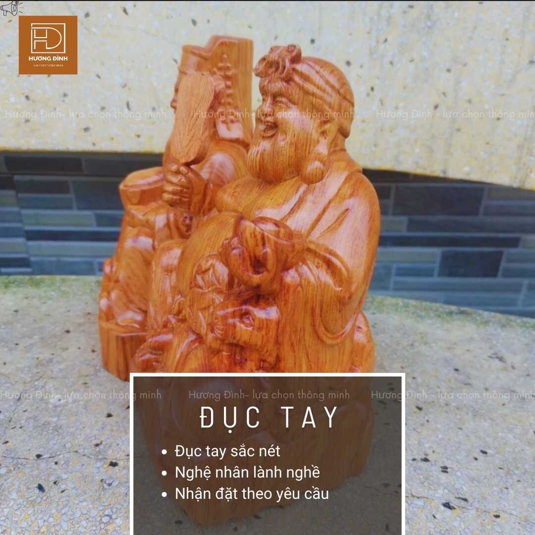 Ảnh trên chụp góc nghiêng của cặp tượng Thần Tài Thổ Địa. Tay trái của ông địa đang cầm một thỏi vàng. Cặp tượng thần tài thổ địa được đặt xuống mặt đất