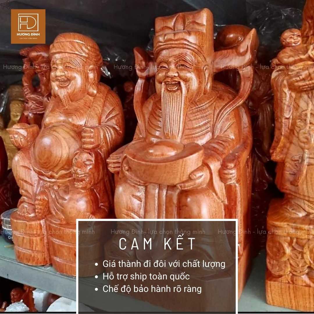 Cặp tượng hai ông Thần Tài, Thổ Địa được làm bằng gỗ hương đá có màu nâu đỏ. Ông Thần tài đội một cái mũ dạng cánh chuồn. Trên tay ông đang bê một thỏi vàng. Ông thổ địa ngồi phía bên phải ông thần tài. Ông thổ địa có bụng rất to.