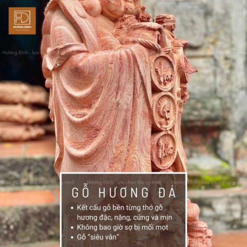 bức ảnh trên là một phần thân của tượng Phật Di Lặc Chúc Phúc được làm từ gỗ hương. Phần tay áo của tượng có ba nếp gấp. Trên tay tượng đang treo một chuỗi đồng xu có ghi chữ Vạn Sự Như Ý. Đằng sau bức tượng là một bức tường có bám rêu và cầu thang có bậc màu gạch đỏ