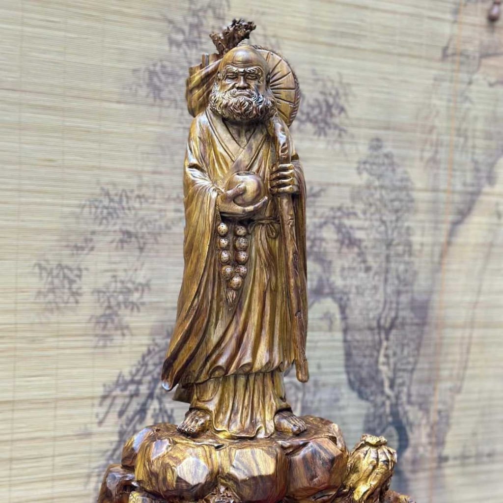 Tượng gỗ Đạt Ma Sư Tổ được làm từ gỗ có màu nâu đậm. Tay phải của bức tượng cầm một chuỗi vòng tràng hạt và một cái bát hình tròn. Tay trái cụ đang cầm một cái gậy có treo bao đựng