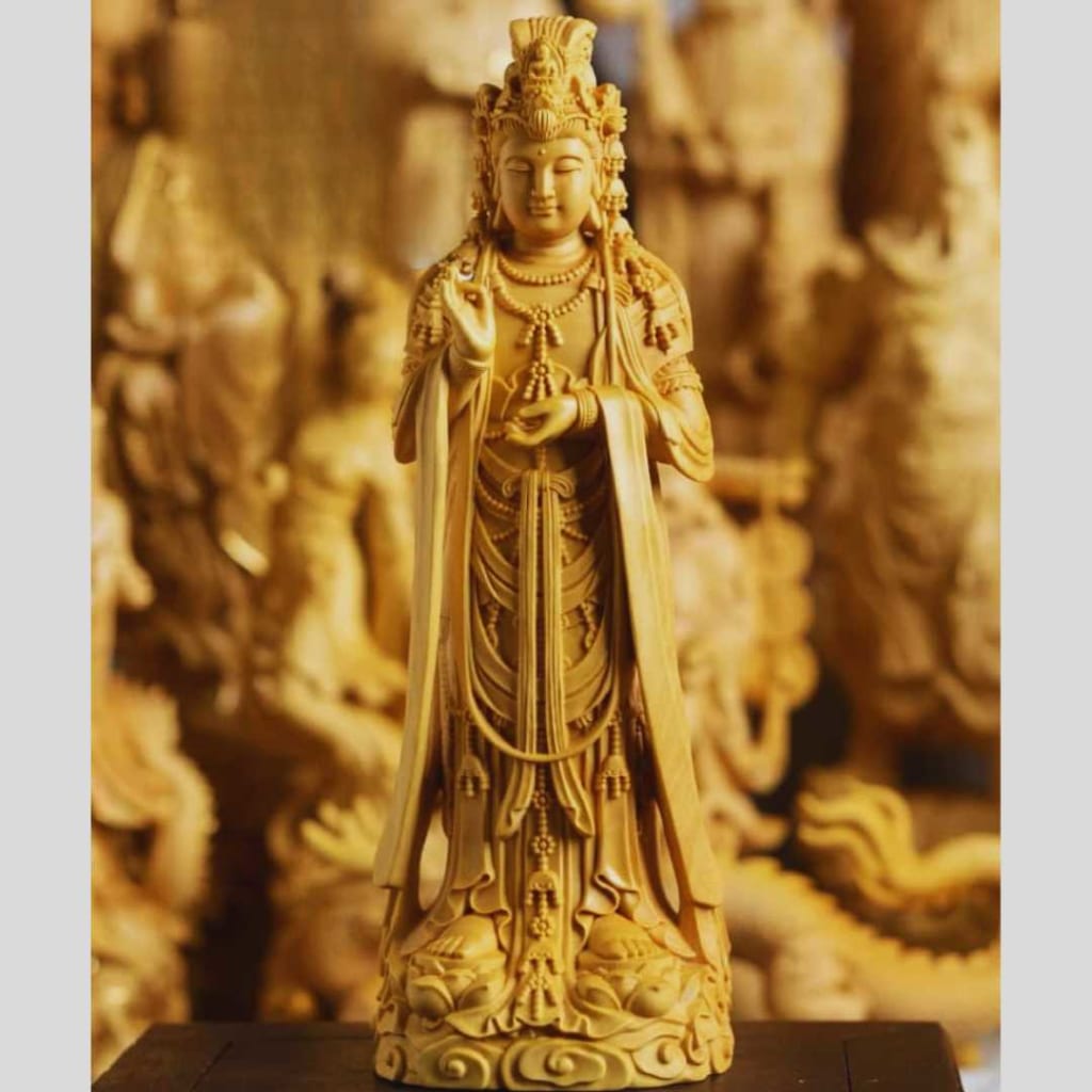 tượng Phật quan âm bằng gỗ, tay bắt ấn. Chân ngài đứng trên một cái đài sen, tay trái đỡ trước bụng