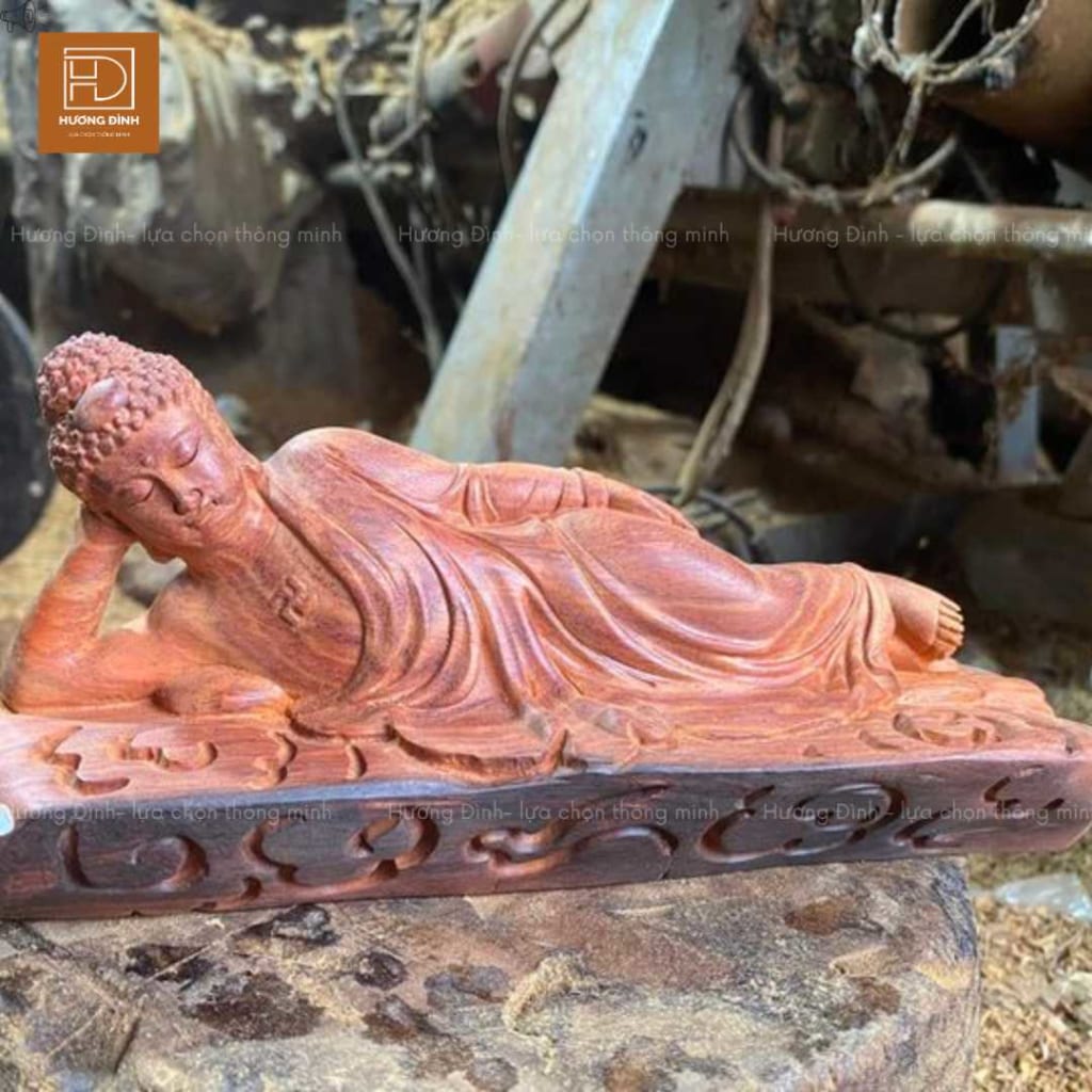 tượng Phật niết bàn bằng gỗ hương. Phật nằm nghiêng sang bên phải, tay phải chống đầu, người nằm trên một tấm gỗ 