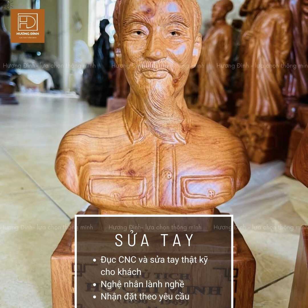 Tượng gỗ bán thân bác Hồ được làm từ gỗ có màu nâu đỏ. Bức tượng có những vệt dài ngắn vân của gỗ đậm nhạt khác nhau. Bức tượng được đặt trên mặt đất.