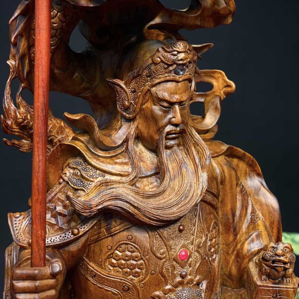 Quan Công được làm bằng gỗ, có chòm râu rất dài, đầu đội mũ, mặc áo giáp và tay phải cầm một cây gươm.