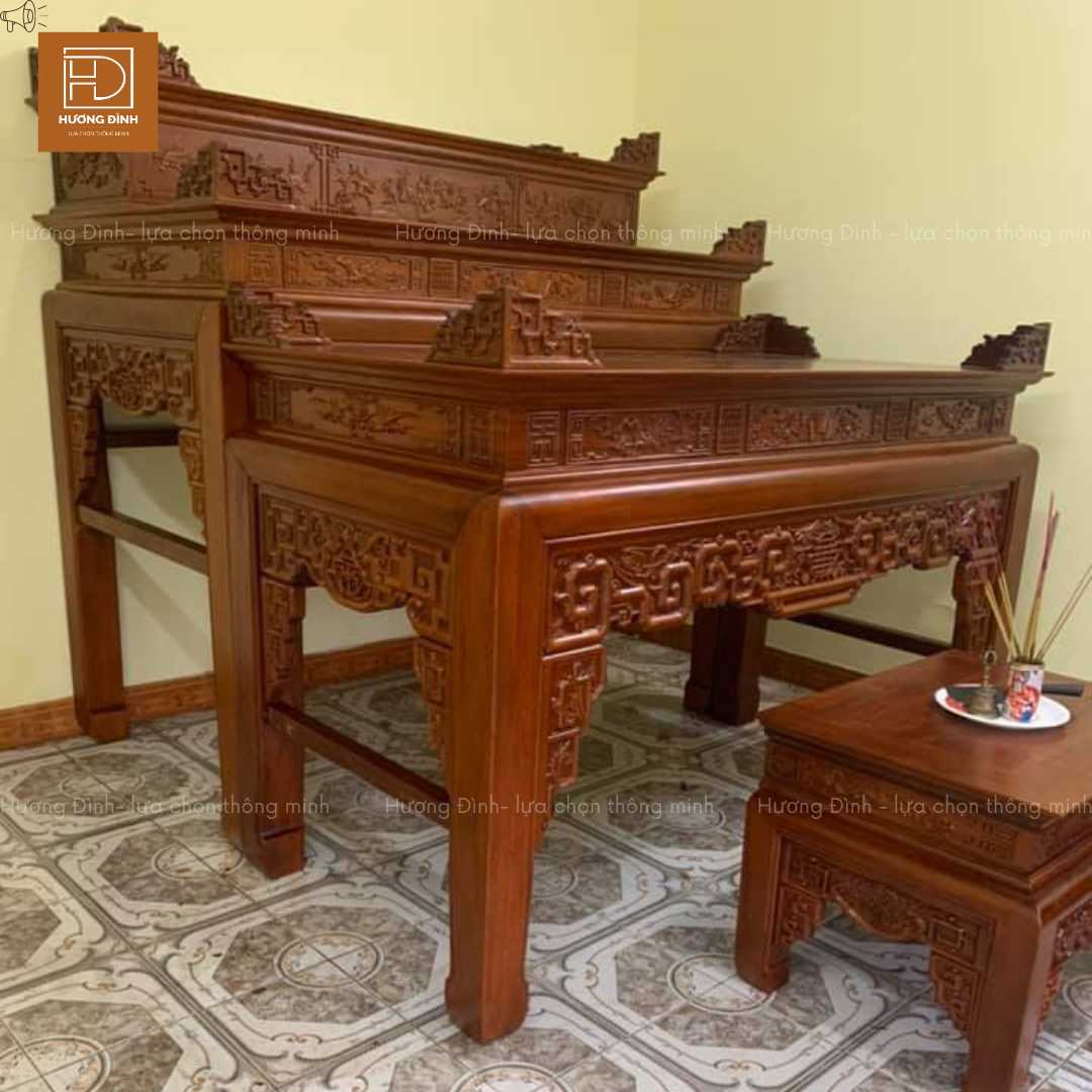 Ảnh chụp một cái bàn thờ loại án gian. Bàn thờ có ba bậc từ thấp tới cao. Trước mặt bàn thờ là một cái bàn nhỏ đựng bát hương cúng