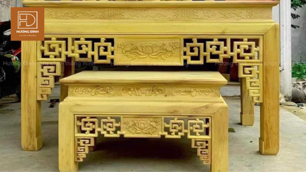 Bộ án gian thờ được làm bằng gỗ mít có màu vàng. Trên án gian là các ô vuông họa tiết được đục khắc kĩ càng. Bên dưới là cái bàn nhỏ dùng để đựng cơm