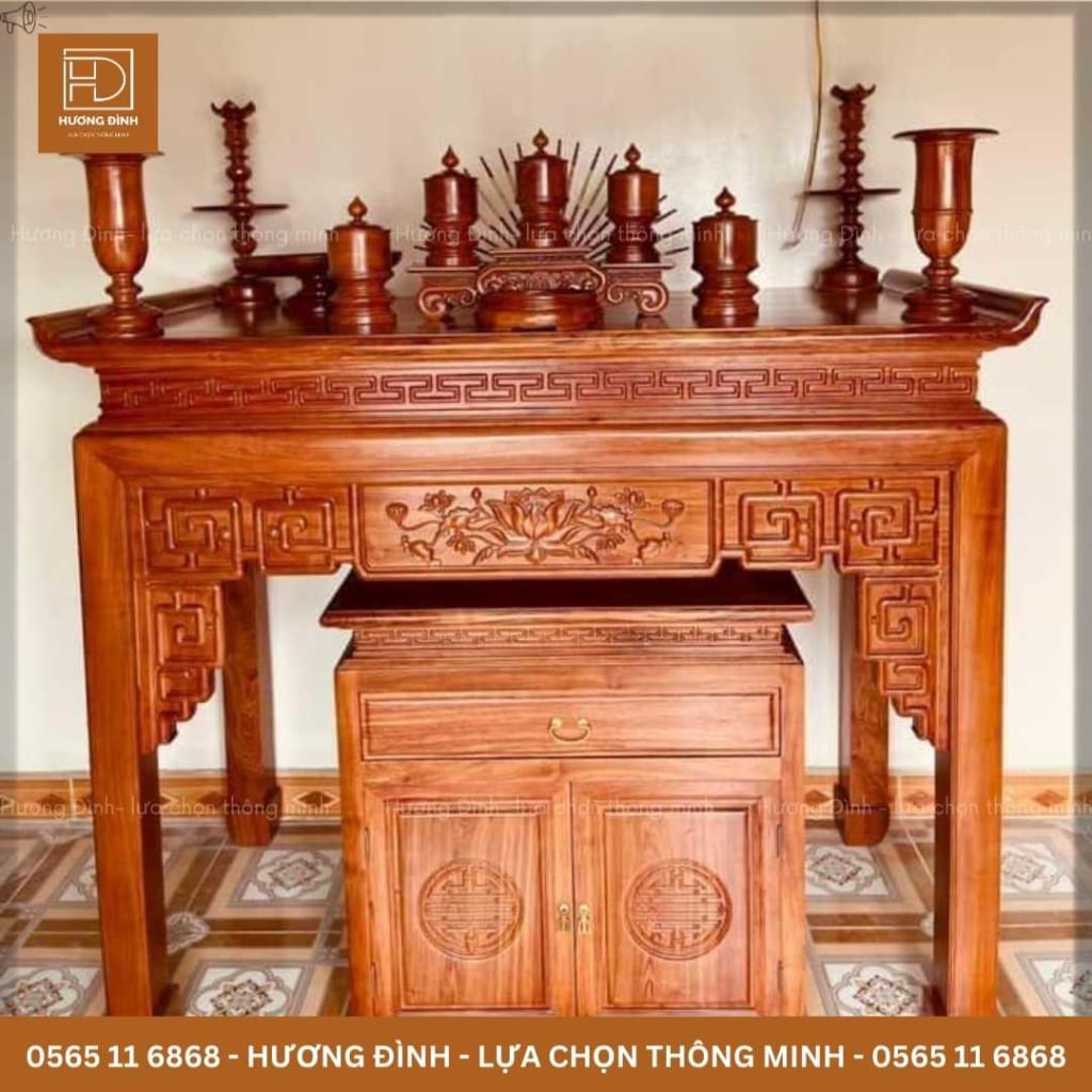 Hình ảnh một cái bàn thờ bằng gỗ có màu nâu đỏ. Bên dưới cái bàn thờ có một cái tủ hai ngăn mở.