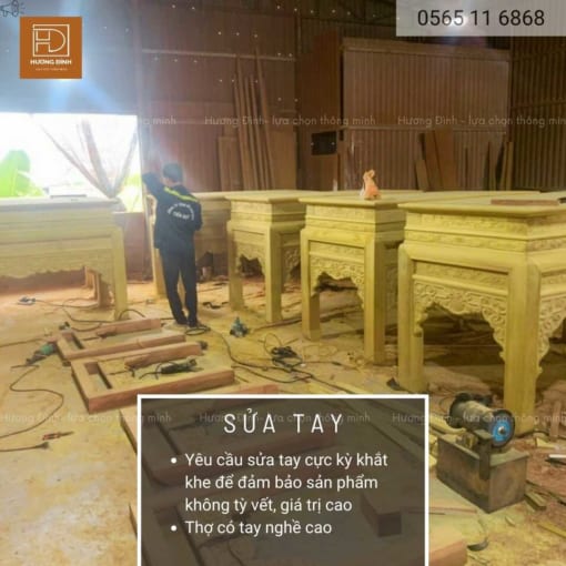 hình ảnh trong một công xưởng gỗ, có ba bàn thờ đang được hoàn thiện. Có một người đàn ông đang đứng sửa bàn thờ gỗ.